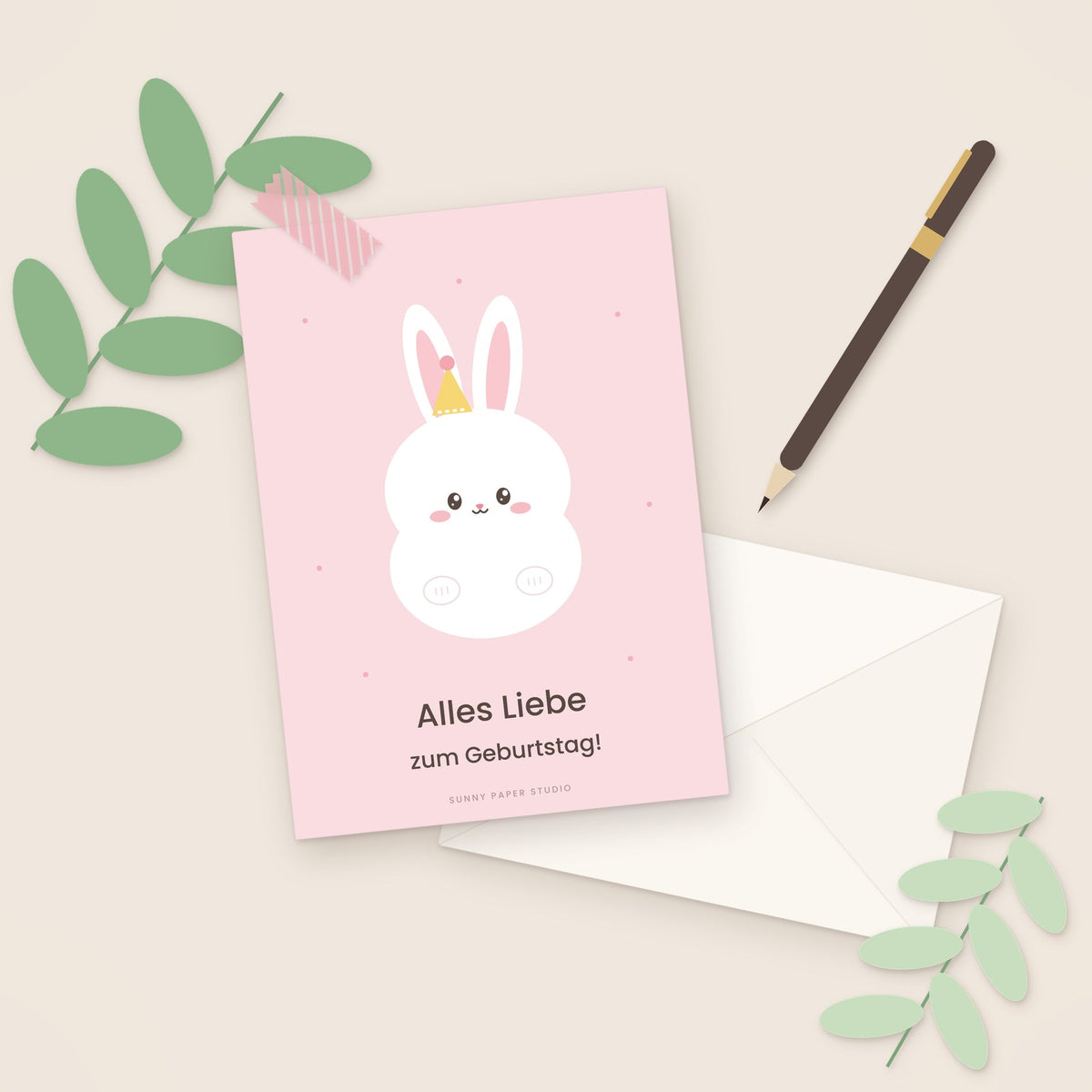 Geburtstagskarte Hase auf dem Schreibtisch mit Stift