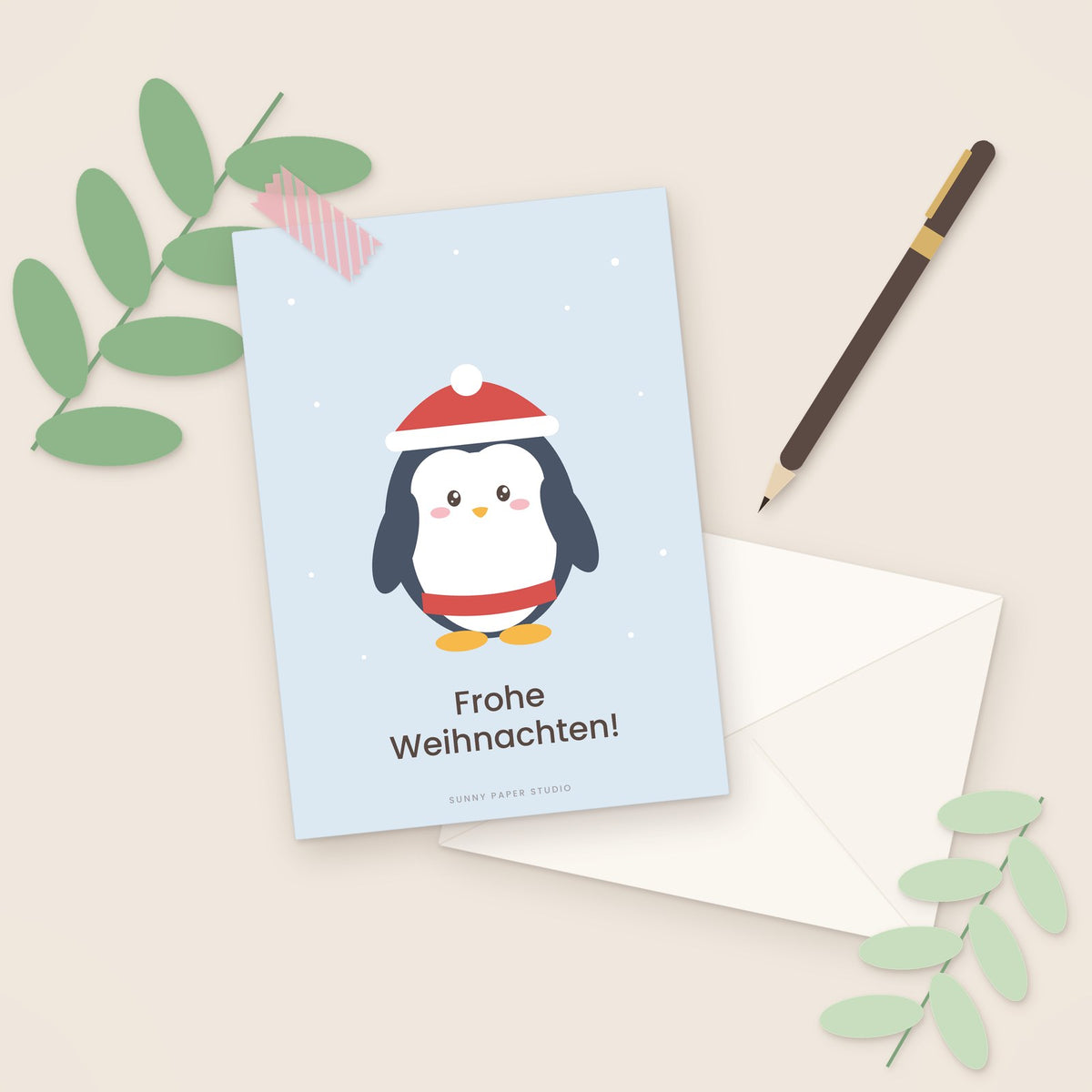 Weihnachtskarte Pinguin auf dem Schreibtisch mit Stift