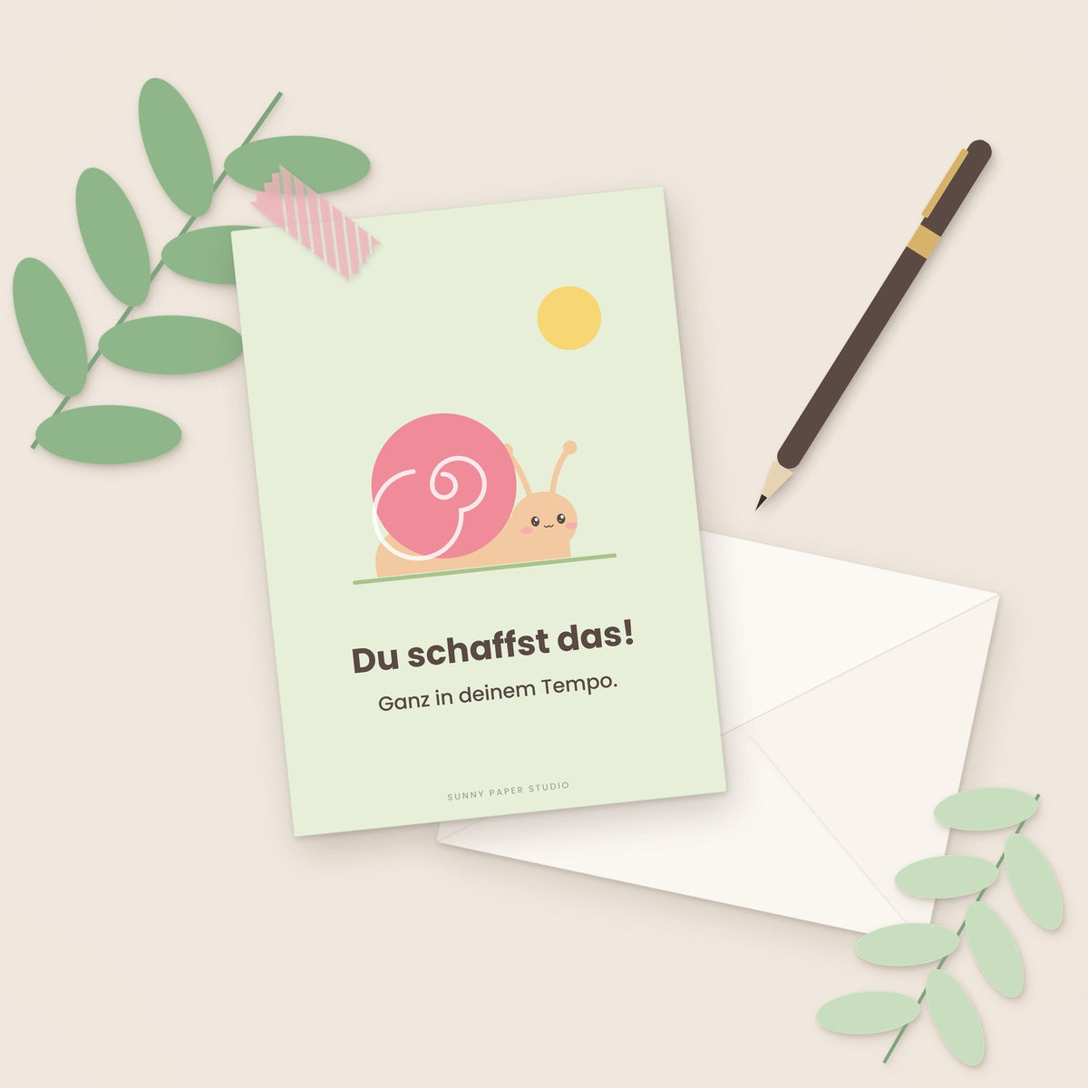 Mutmacher-Karte Schnecke auf dem Schreibtisch mit Stift