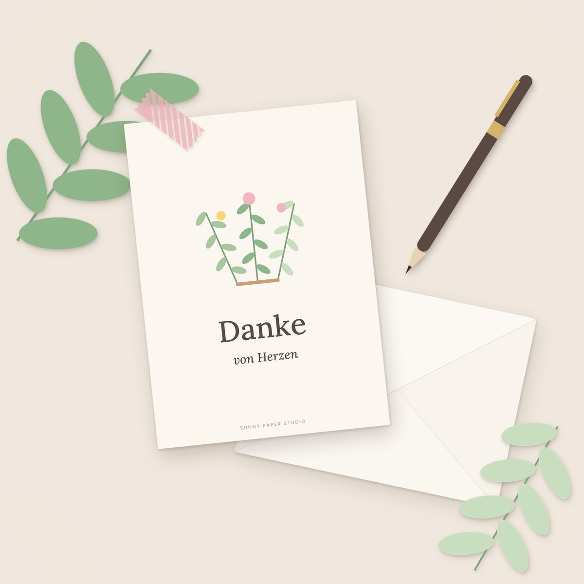 Dankeskarte floral auf dem Schreibtisch mit Stift