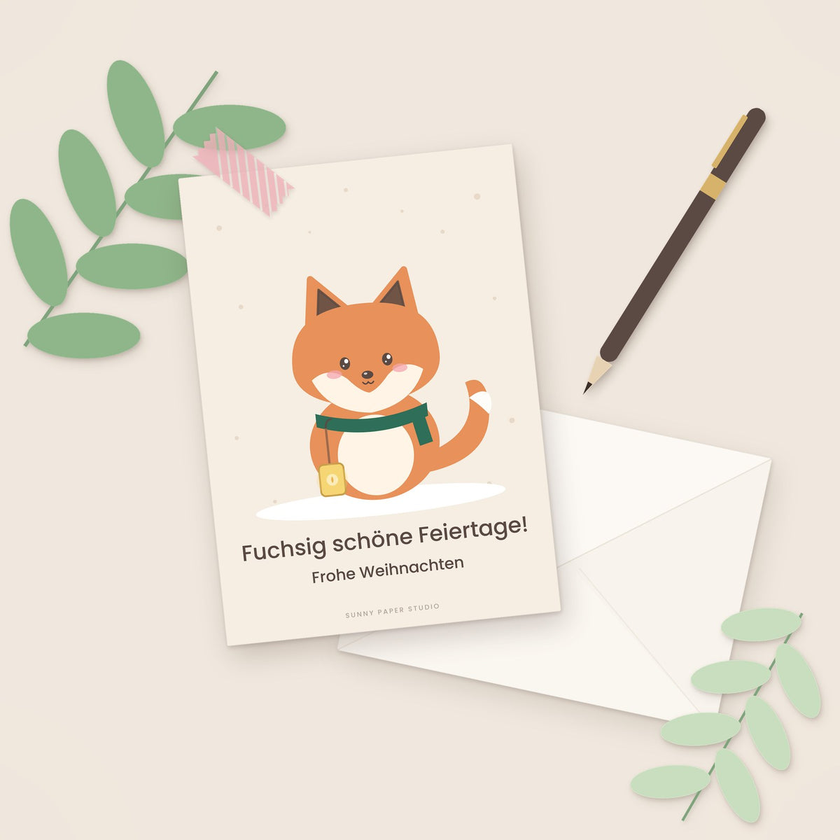 Weihnachtskarte Fuchs auf dem Schreibtisch mit Stift