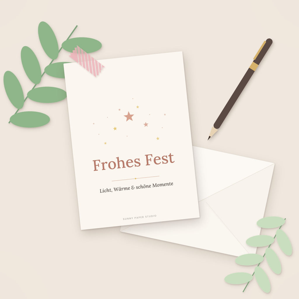 Weihnachtskarte Frohes Fest auf dem Schreibtisch