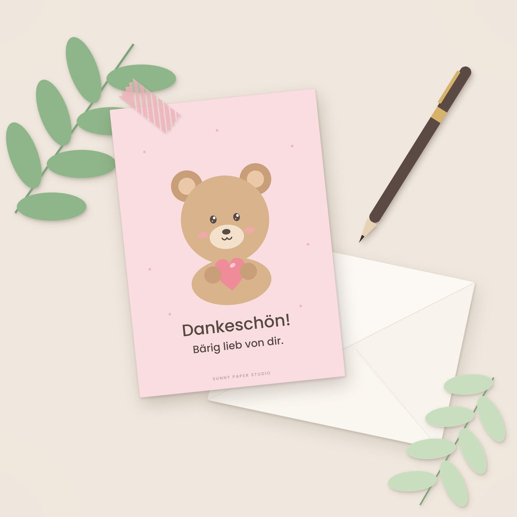 Dankeskarte Bär auf dem Schreibtisch mit Stift