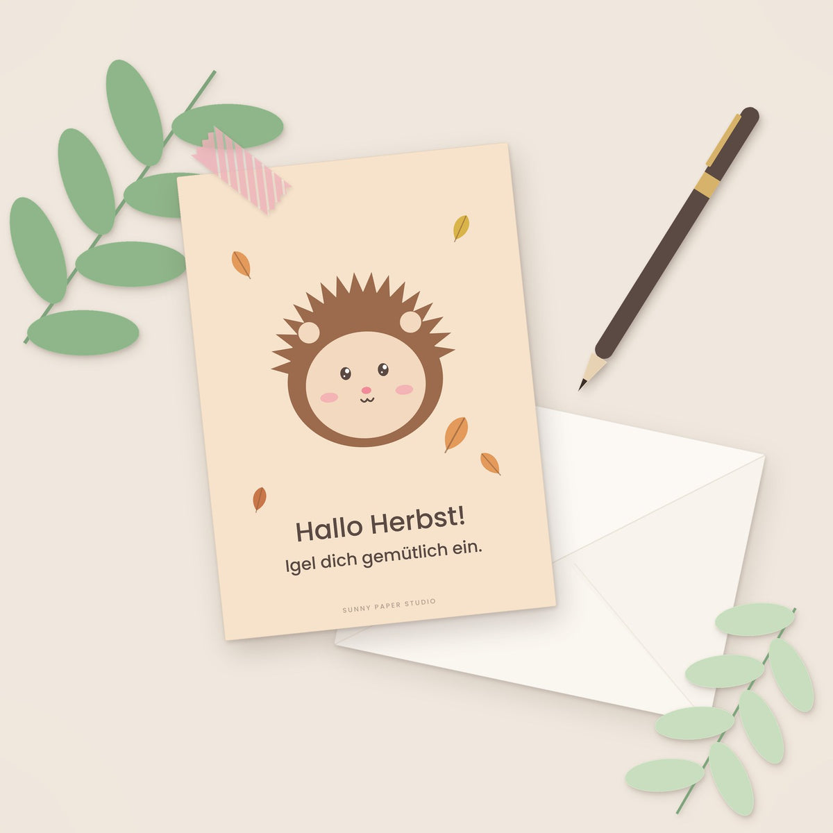 Herbstkarte Igel auf dem Schreibtisch mit Stift