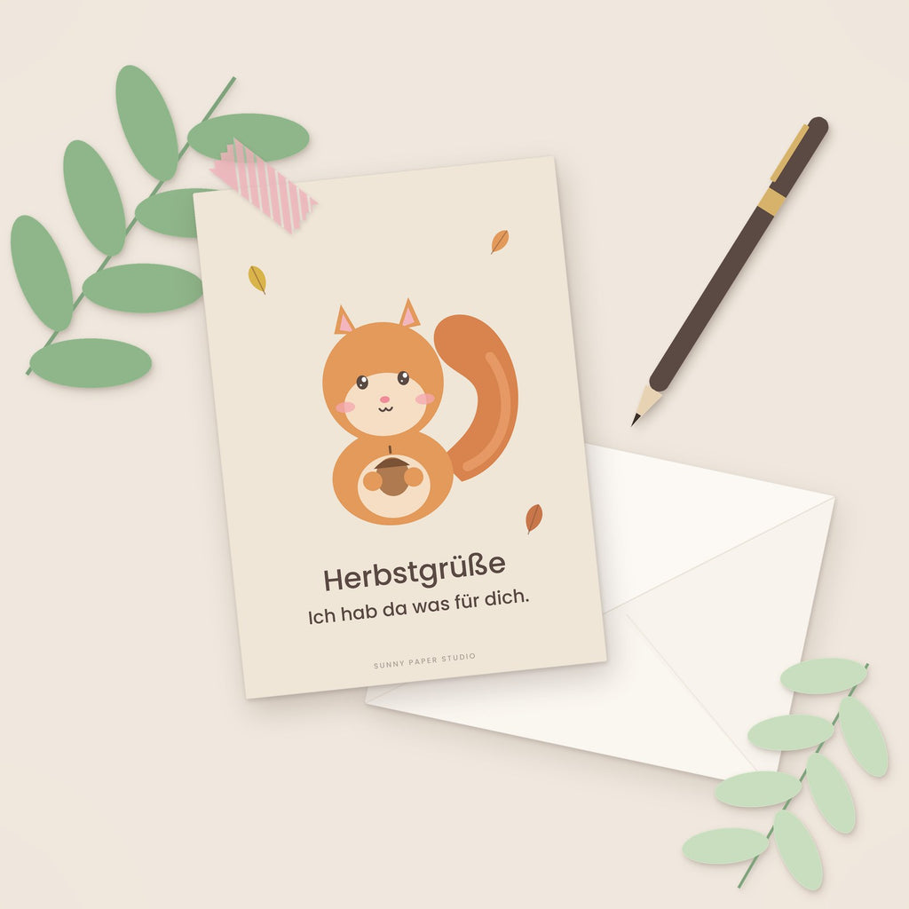 Herbstkarte Eichhörnchen auf dem Schreibtisch mit Stift