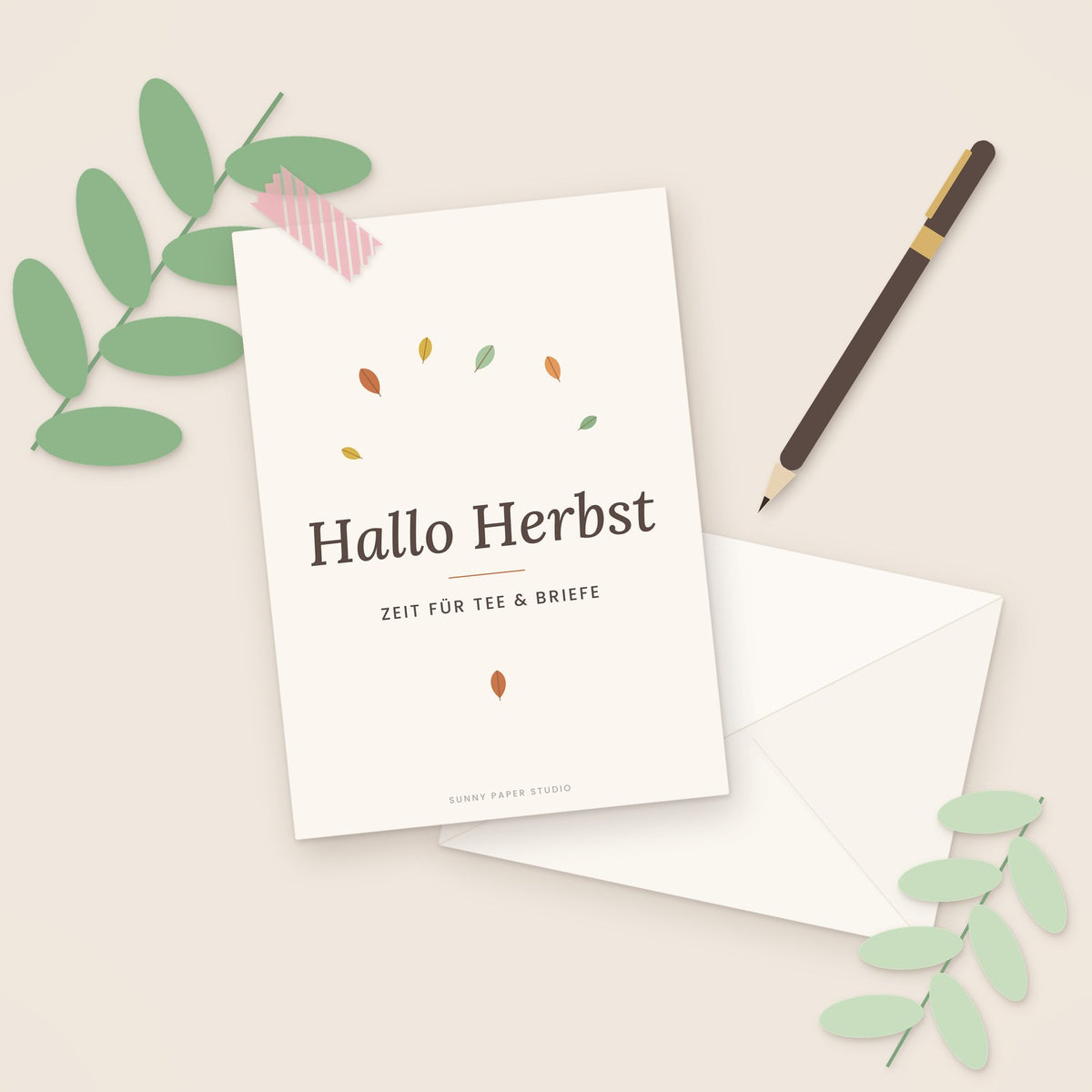 Herbstkarte minimalistisch auf dem Schreibtisch mit Stift