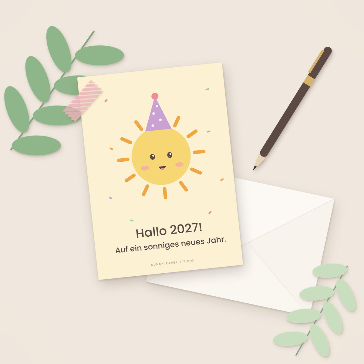 Neujahrskarte Sonne mit Partyhut auf dem Schreibtisch mit Stift
