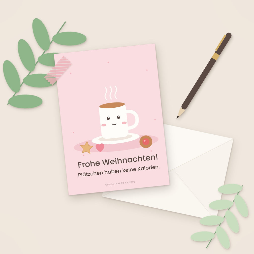 Lustige Weihnachtskarte Plätzchen und Kakao auf dem Schreibtisch mit Stift