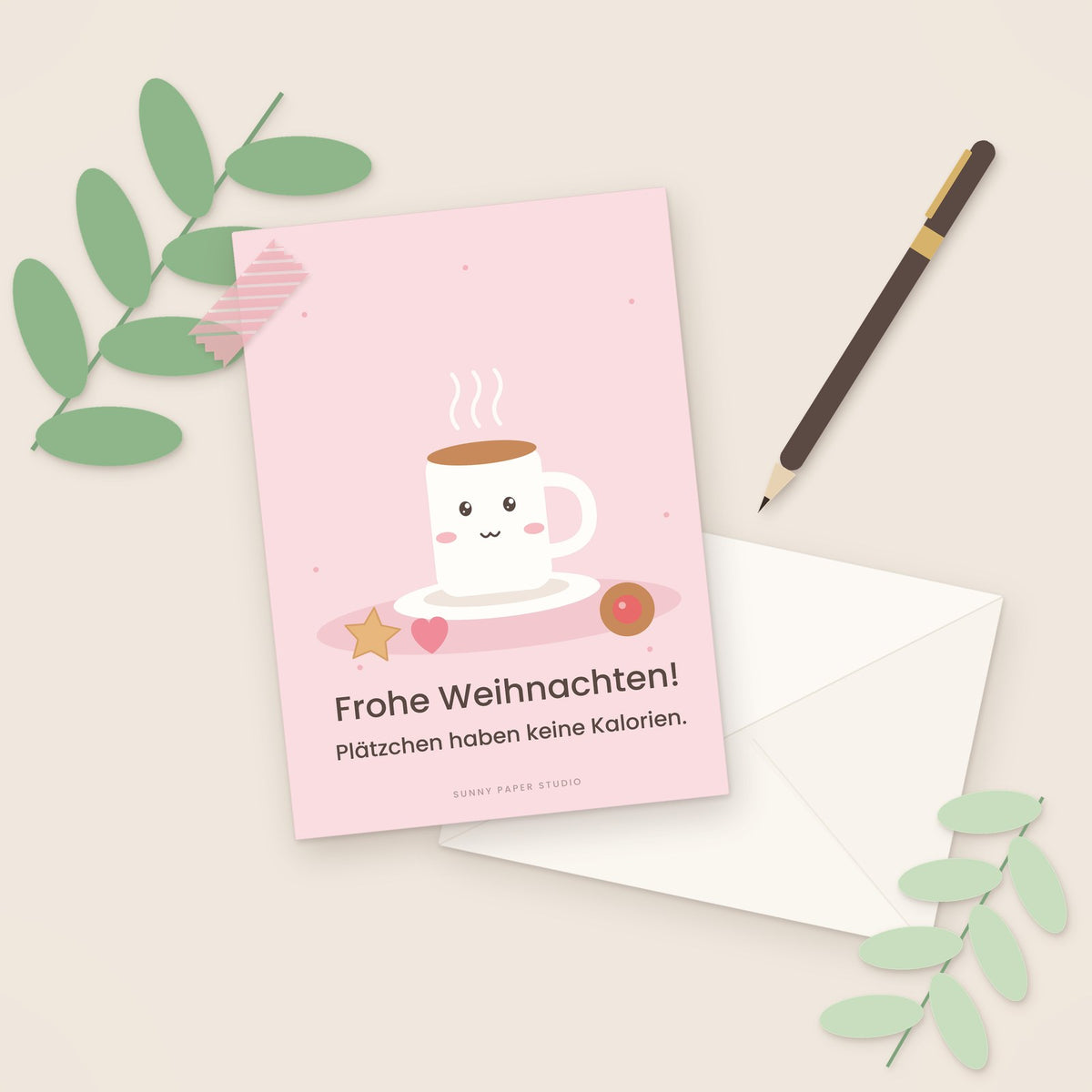 Lustige Weihnachtskarte Plätzchen und Kakao auf dem Schreibtisch mit Stift