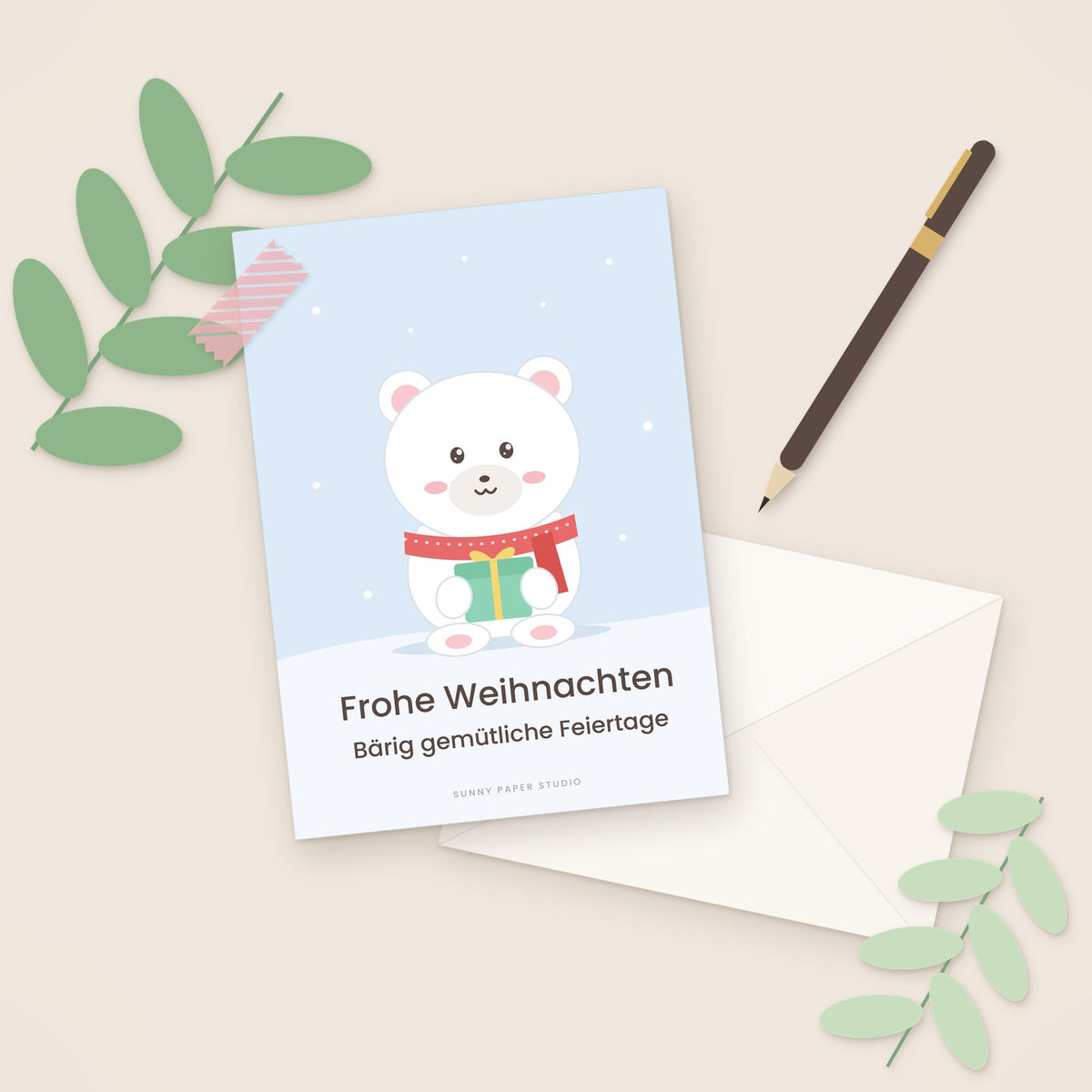 Weihnachtskarte Eisbär auf dem Schreibtisch mit Stift