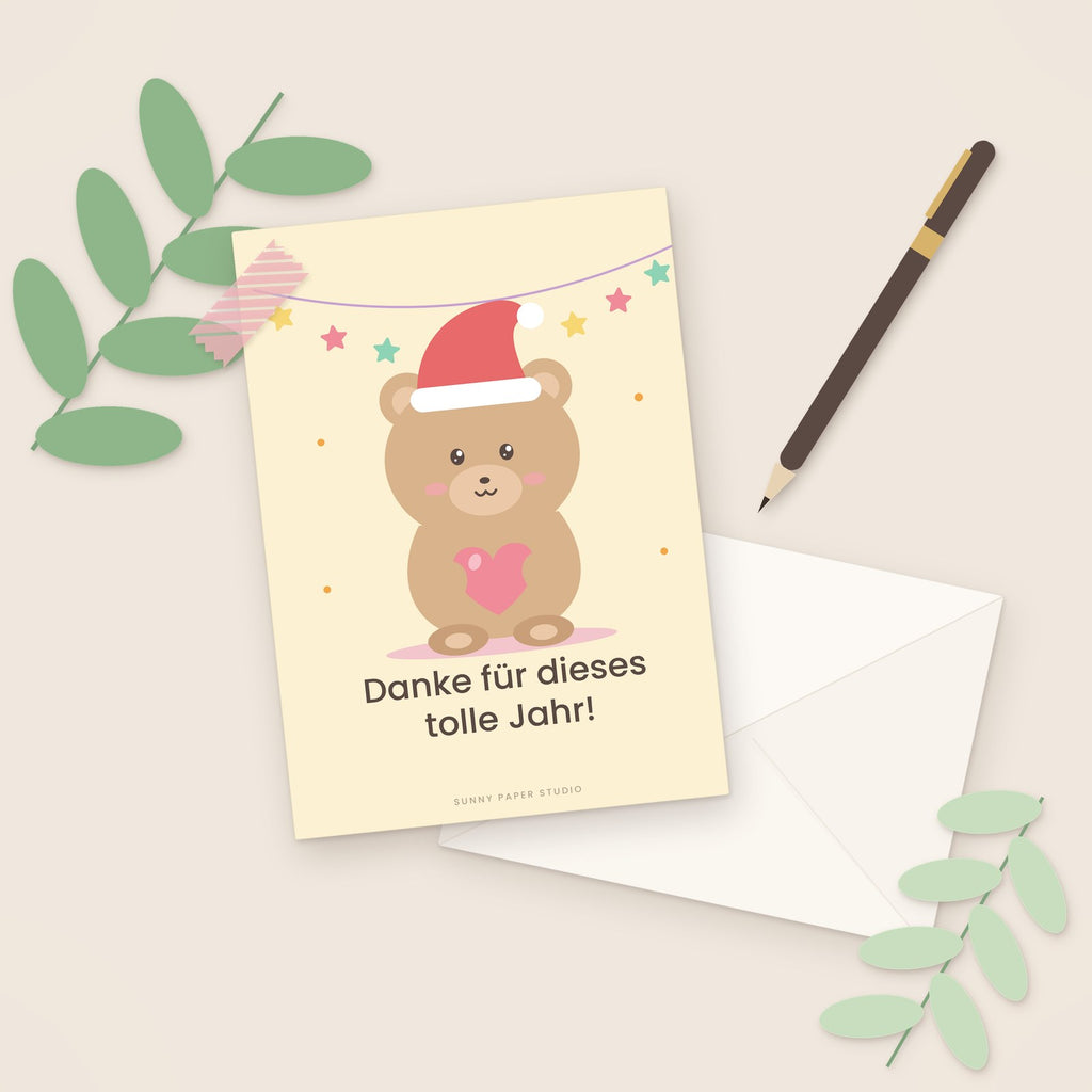 Weihnachtskarte Danke-Bär auf dem Schreibtisch mit Stift